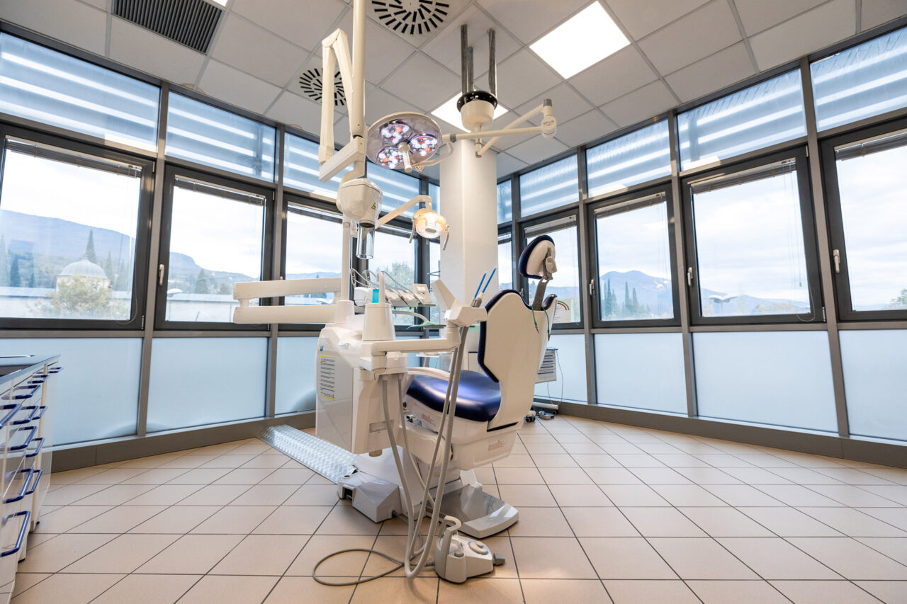 Sala operativa OdontoImagen con poltrona e tecnologia di ultima generazione